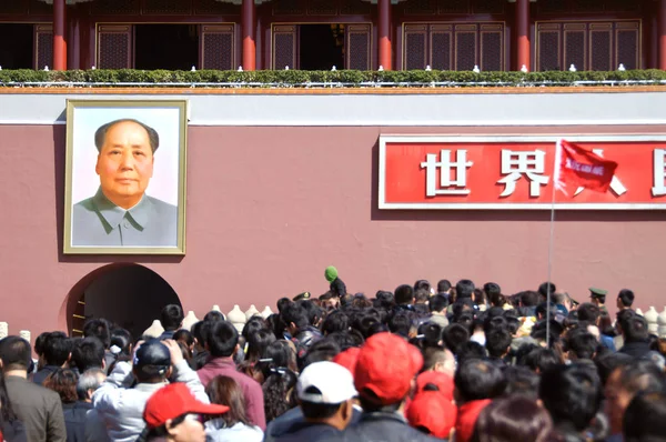 Folkmassorna av turister in i förbjudna staden är under blicken av ordförande Mao — Stockfoto