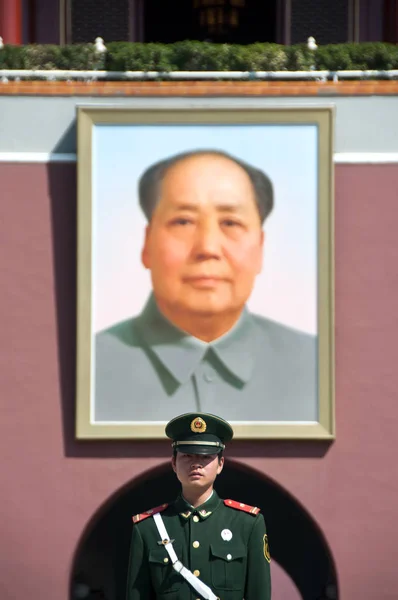 Mao porträtt och vakt utanför Tiananmen porten, Beijing — Stockfoto