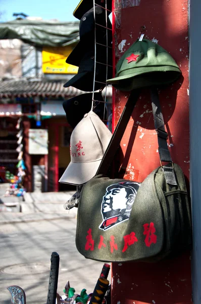 Mao bag and Communist cap souvenirs, Beijing — Stock Photo, Image