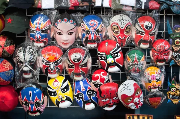 Souvenir-och kinesisk opera masker på Panjiayuan marknaden, Beijing — Stockfoto