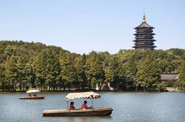 Pagoda de Leifeng y barcos turísticos, West Lake, Hangzhou — Foto de Stock