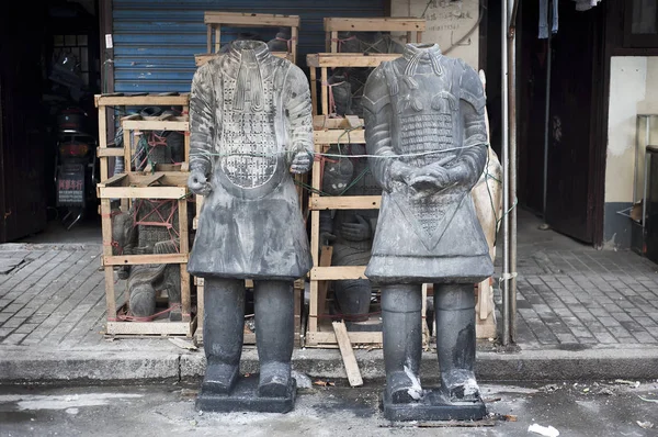 Deux guerriers en terre cuite sans tête au marché antique de Dongtai Road, Shanghai — Photo