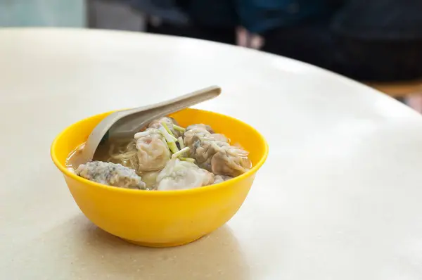 Shrimp wanton soup served in a traditional Hong Kong cafe — Stock Photo, Image