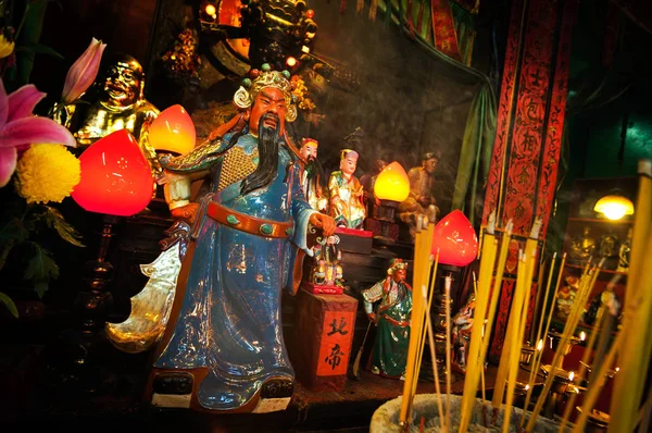 Popular dios chino Guan Yu en el Templo de Tin Hau en Ya Ma Tei, Hong Kong — Foto de Stock