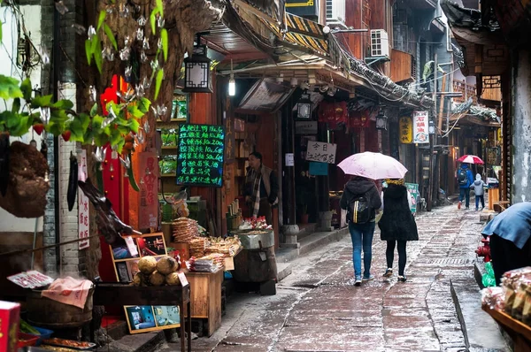 Turistas navegam lojas locais de Fenghuang, Província de Hunan, China — Fotografia de Stock