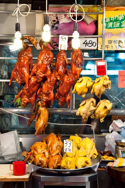 Ristede kyllinger hængende uden for en kinesisk restaurant, Wan Chai, Hong Kong - Stock-foto