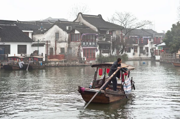 Hombre local remando a lo largo de un canal en Zhujiajiao ciudad de agua, Shanghai, China — Foto de Stock