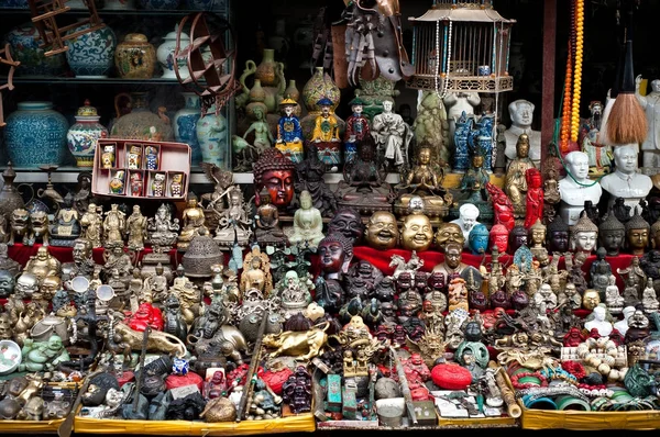 Souvenir stall på Dongtai Road antikmarknaden, Shanghai — Stockfoto