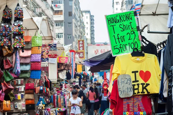 Ik liefde Hk t-shirt op de Mong Kok Ladies' Market, Hong Kong — Stockfoto