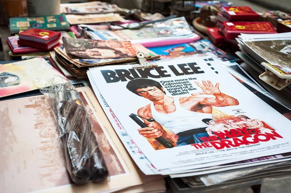 Carteles de Bruce Lee a la venta en el mercado de Upper Lascar Row, Sheung Wan, Hong Kong —  Fotos de Stock