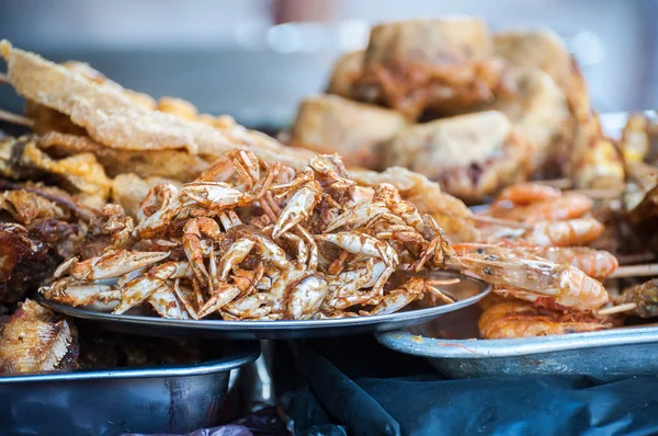 Cangrejos fritos en el pueblo pesquero de Tai O, en la isla de Lantau, Hong Kong — Foto de Stock