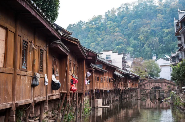 Traditional wooden buildings and ancient stone bridge in Fenghuang Ancient Town, Hunan Province, China — Stock Photo, Image