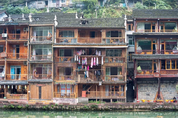 Ξυλοπόδαρο σπίτια στον ποταμό Tuojiang στην αρχαία πόλη Fenghuang, επαρχία Hunan, Κίνα — Φωτογραφία Αρχείου