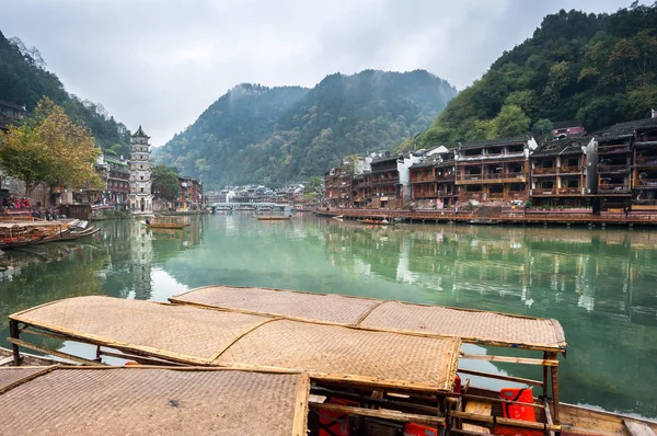 Човни на березі річки Tuojiang, стародавнього міста Fenghuang, Китай — стокове фото
