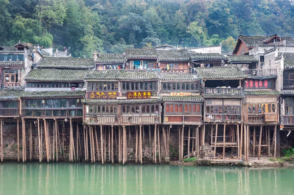 Традиційні Діджуса будинків на березі річки Tuojiang, Fenghuang, Сполучені Штати Америки — стокове фото