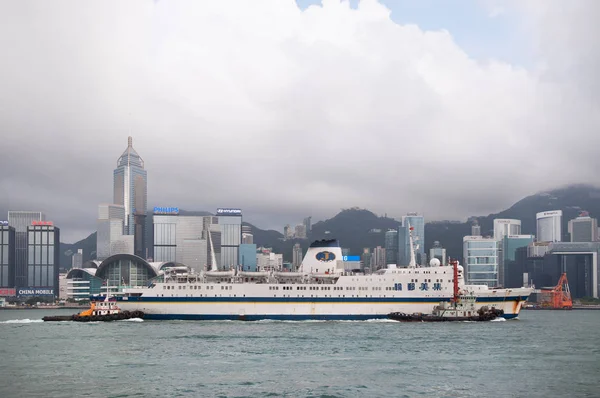 Jimei kreuzfahrtschiff fährt durch victoria hafen, hong kong — Stockfoto