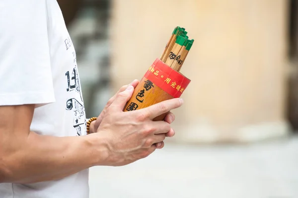 Man holds a box of fortune sticks at Wong Tai Sin temple, Hong Kong — Stock Photo, Image