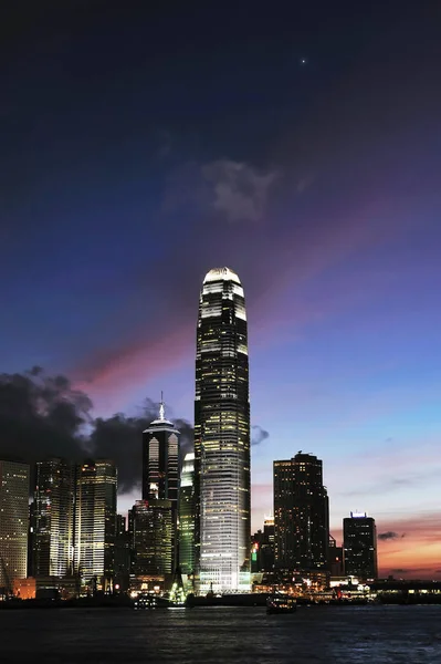 IFC skyscraper lit up at night, Hong Kong — Stock Photo, Image