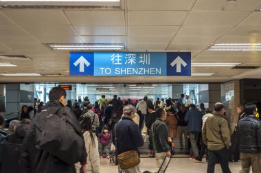 Hong Kong, Çin - 24 Aralık 2013 - Hong Kong ve Çin sınırındaki Lowu İstasyonu 'ndaki Shenzhen' i gösteren işaret.