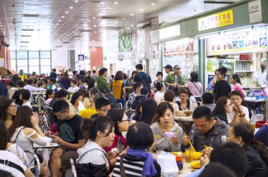 Tai Po Hui Market, Hong Kong - 17 Kasım 2013 - Tai Po Hui Market 'te yoğun bir öğle yemeği, Hong Kong