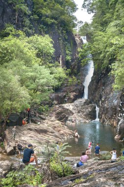 Koh Chang, Tayland - Haziran 2015 Tayland Turistler Koh Chang adasındaki Khlong Phlu Şelalesinin eteklerindeki havuzda serinliyorlar.