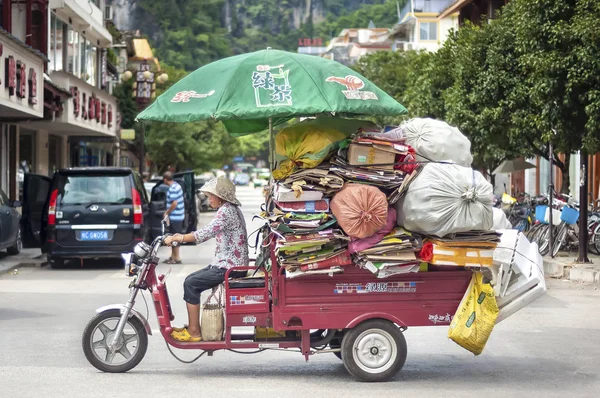 Kleine overbelaste vrachtwagen, Yangshuo, China — Stockfoto