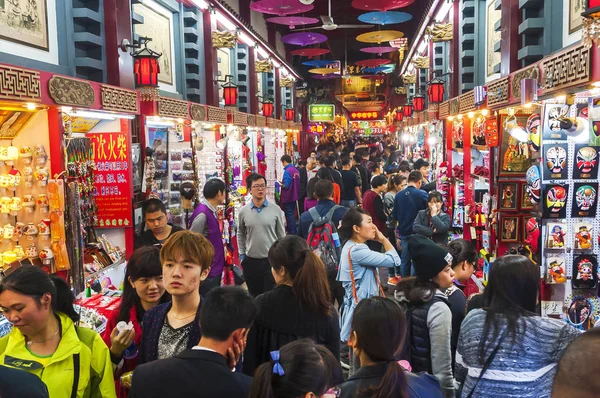 BEIJING, CHINA - OCT 19, 2014 - A busy night market on Dashilan Commercial Street, Beijing, China — Stock Photo, Image