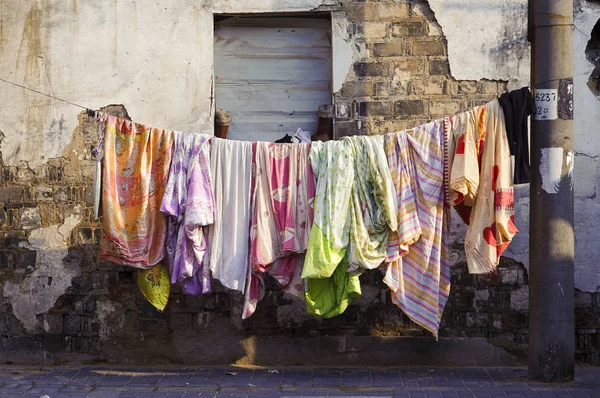 洗濯は 太陽の光で乾燥するためにぶら下がっ 旧市街 ストックフォト