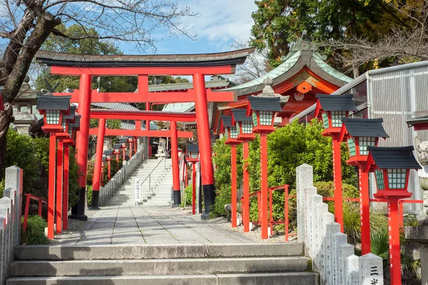 愛知県犬山城三光稲荷神社に至る伝統的な赤い鳥居 ロイヤリティフリーのストック画像