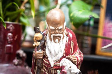 Çin 'in uzun ömürlü tanrısı Shou Xing Gong heykeli.