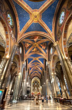 ROME, ITALY - 28 Haziran 2017 - Santa Maria sopra Minerva Bazilikası 'nda mavi ve altın boyalı tavan. Minerva, Roma 'daki herhangi bir kilise binasındaki orijinal Gotik mimarinin mevcut tek örneğidir..