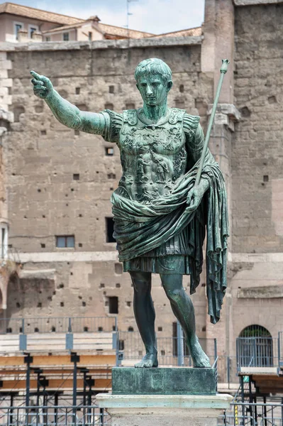意大利罗马第一罗马帝国皇帝奥古斯塔斯凯撒的铜像 位于意大利罗马 — 图库照片