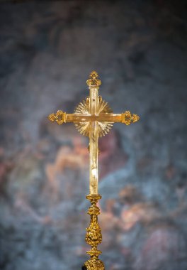 Bazilika Papale di Santa Maria Maggiore, Roma, İtalya 'nın sunağında altın haç