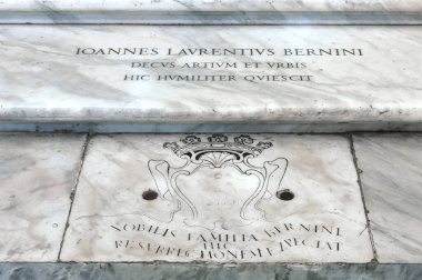 ROME, ITALY - 2 Temmuz 2017 - İtalyan heykeltıraş ve mimar Tombstone Gian Lorenzo Bernini Bazilika Papale di Santa Maria Maggiore, Roma