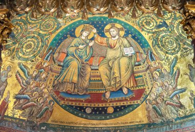 ROMA, İTALYA - 2 Temmuz 2017 - Jacopo Torriti 'nin' Bakire Meryem 'in Taç Giyme Töreni' (1296) Santa Maria Maggiore, Roma, İtalya 'daki Papalık Bazilikası' nda