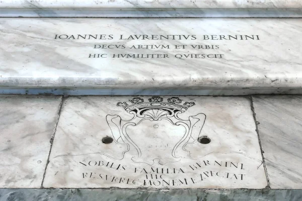 Roma Itália Julho 2017 Tombstone Escultor Arquiteto Italiano Gian Lorenzo Fotos De Bancos De Imagens