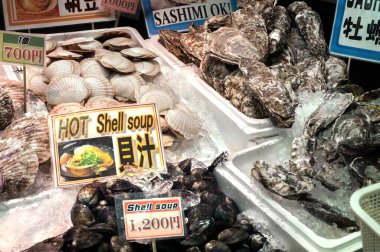 Japon deniz ürünleri pazarında istiridye, istiridye ve kabuklu deniz ürünleri satılıyor.