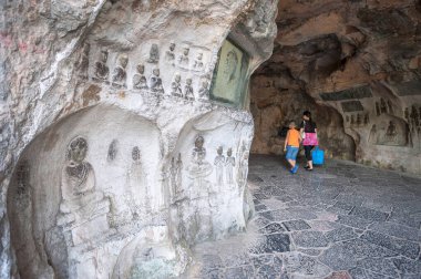 GUILIN, Çin - 2 AUG 2013 - Guangxi Eyaleti Guilin 'deki Katlanmış Brocade Tepesi' nin (Diecai Shan) eteğindeki Rüzgâr Mağarası 'nın içindeki Antik Budist oymacılığı