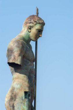 İtalya 'nın Pompeii kentindeki geçici bir yerleşim sırasında Igor Mitoraj' ın bronz savaşçı heykeli