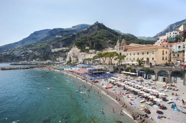 Amalfi kıyısındaki Amalfi kasabasındaki Marina Grande plajı, İtalya