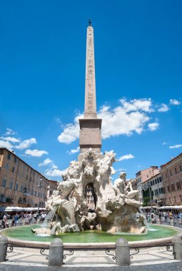 Dört Nehir Pınarı (Fontana dei Quattro Fiumi), İtalya 'nın başkenti Roma' da yer alan Navona Meydanı 'nda bulunan Domitian Obelisk nehrinin üzerinde yer alır. Çeşme 1651 'de Gian Lorenzo Bernini tarafından Papa X..