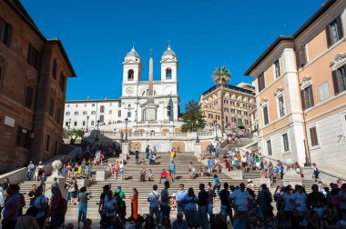 İspanyol Merdivenleri 'nde yoğun bir gün, Roma, Trinita dei Monti kilisesi yukarıdaki kalabalığa bakıyor..