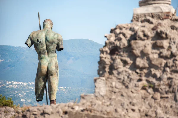 ポンペイ イタリアの古代都市で一時的にインストール中にイゴールMitorajによるブロンズ彫刻 — ストック写真