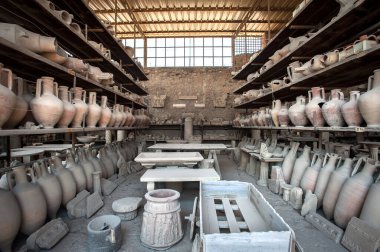 Pompeii, İtalya 'daki eski Forum Granary' de çıkarılan Roma amforaları ve diğer eserler sergileniyor.