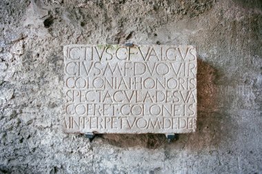 İtalya 'nın Pompeii kentindeki amfitiyatronun girişindeki Roma yazıtları.