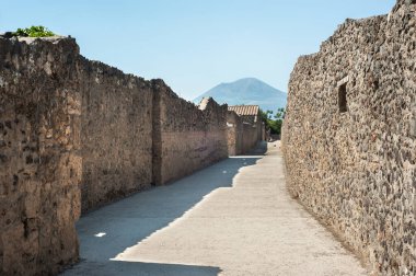 Arkasında Vesuvius Dağı olan antik bir cadde, İtalya 'nın Pompeii şehrinde.