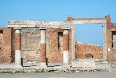 Eumachia, Pompeii, İtalya Binası önünde Latince yazıtlar bulunan bir koloni.