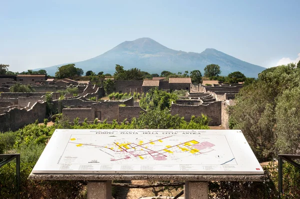 Pompeii Italy June 2017 View Mount Vesuvius Ruined Houses Pompeii — Stock Photo, Image