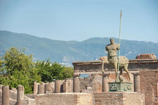 古代ローマの町ポンペイのフォーラムでイゴールMitoraj 1994 による神話的なケンタウロスの像 — ストック写真