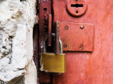 Eski metal kapı kilitli